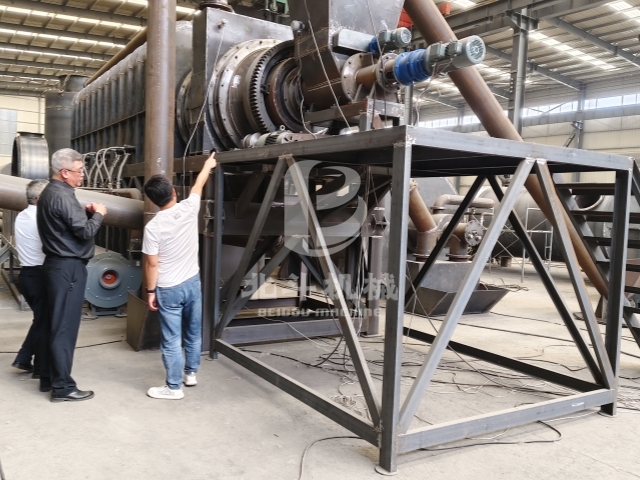 客戶(hù)實(shí)地考察,深入了解炭化爐生產(chǎn)工藝