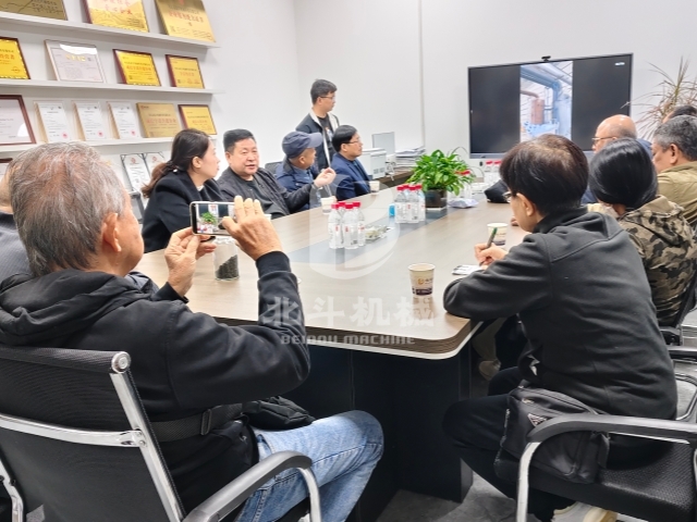 共話合作新篇!印尼考察團(tuán)與北斗張總洽談炭化爐項(xiàng)目